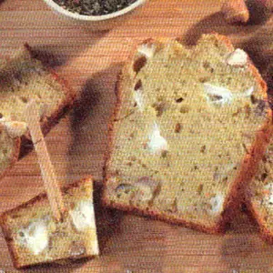 Cake au Yaourt de Chèvre miel et noisettes